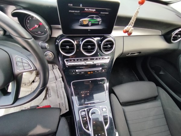 Mercedes-Benz C-Class avec rétroviseurs électriques