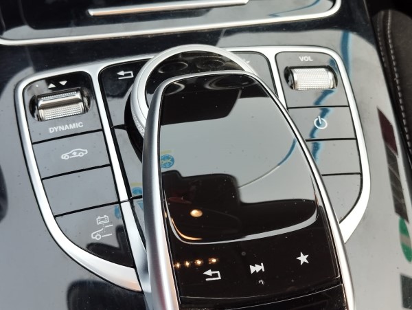 Mercedes-Benz C-Class avec vitres électriques