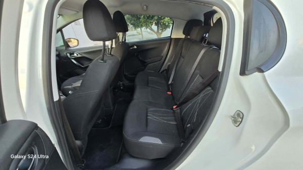 Peugeot 208 avec vitres électriques